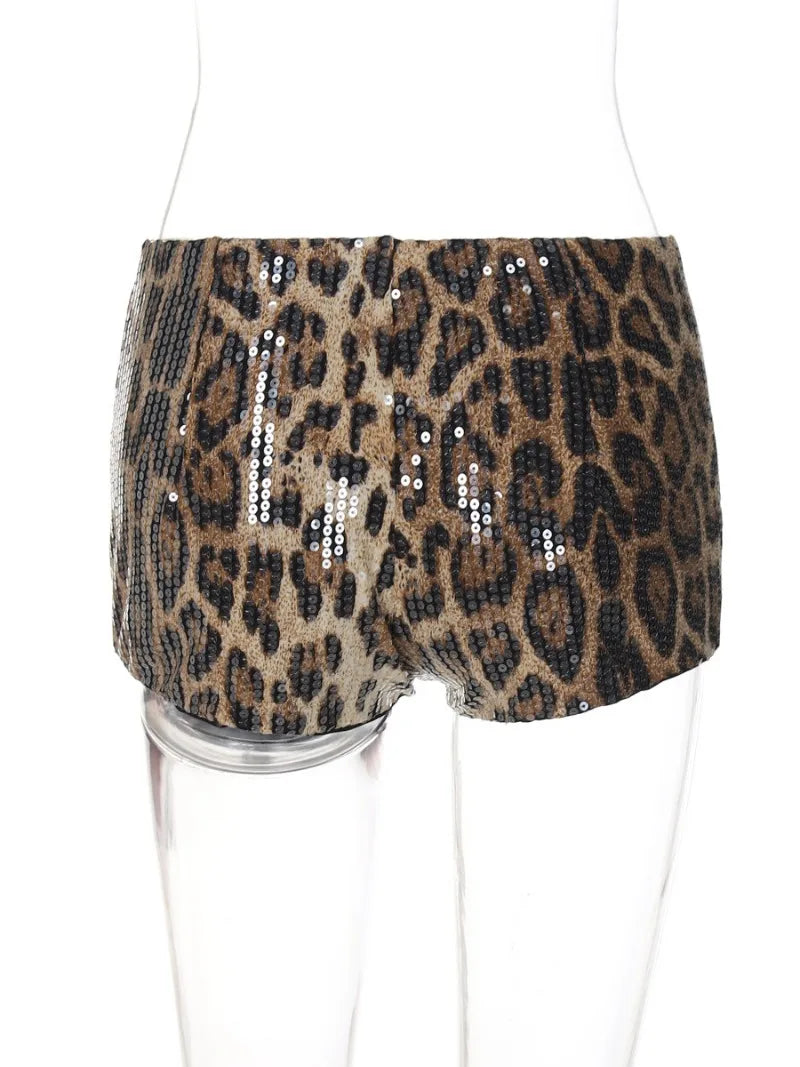 Pantalones cortos brillantes con estampado de leopardo.