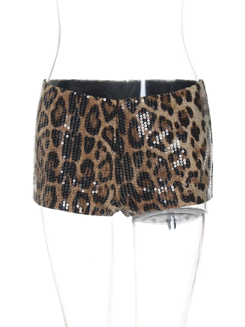 Pantalones cortos brillantes con estampado de leopardo.