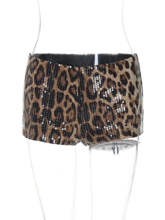 Pantalones cortos brillantes con estampado de leopardo.